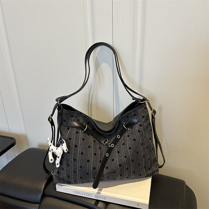 Stylische Schultertasche mit Tierakzenten