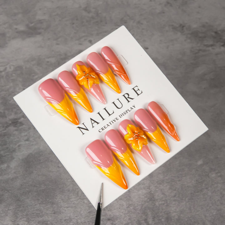 Künstlerisches Stiletto Press-On Nagelset mit Blumenakzenten