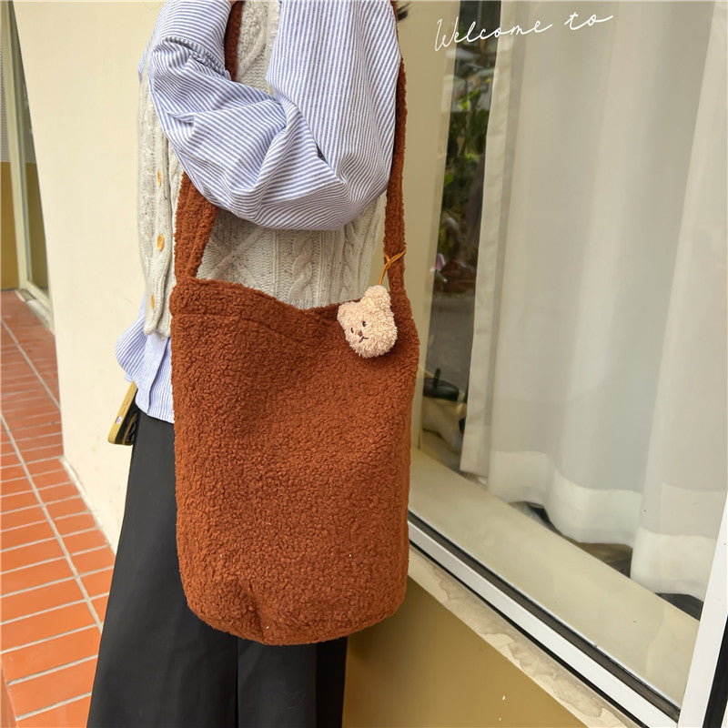 Gemütliche Kunstfell-Eimer-Tasche