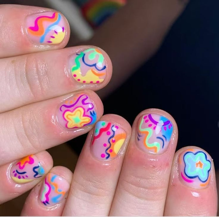 Kunstnagelset mit buntem zur Neonfarben inspirierten Design Karnz