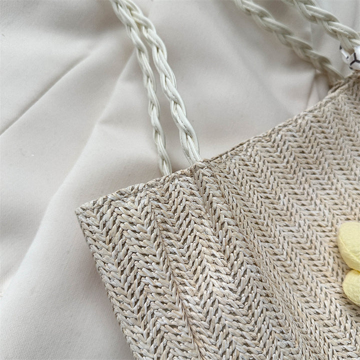 Blumengeschmückte Strohtasche