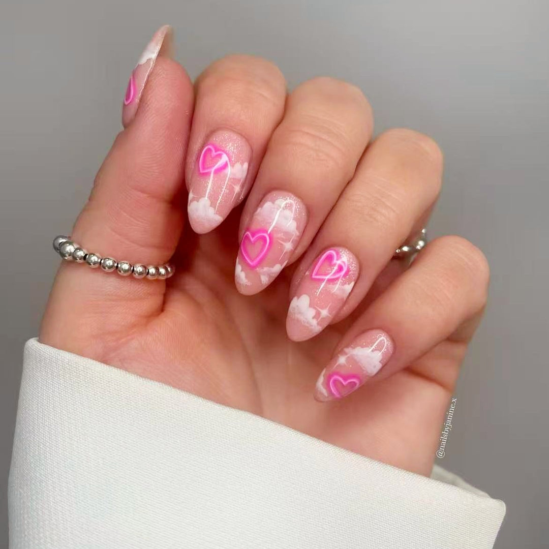 Kunstnagelset mit romantischen Herzakzenten und glitzerndem Finish Karnz