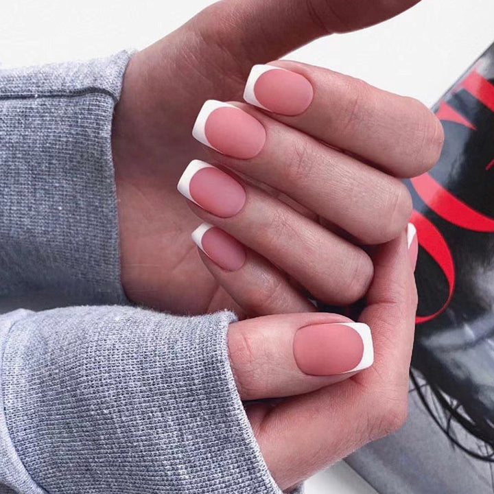 Kunstvolle Nagelverlängerungen mit elegantem Blattmuster Karnz