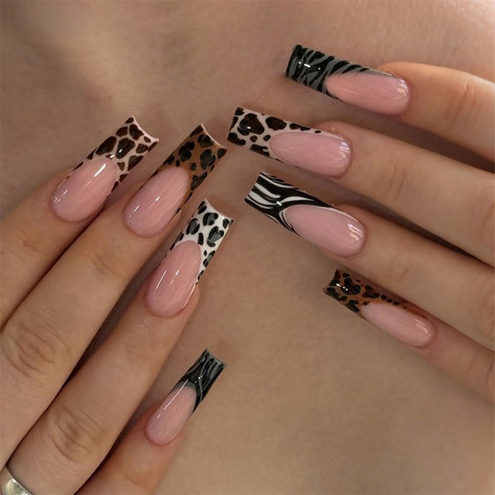 Kunstnagelset mit luxuriösem Leopardenmuster und eleganten Akzenten Karnz