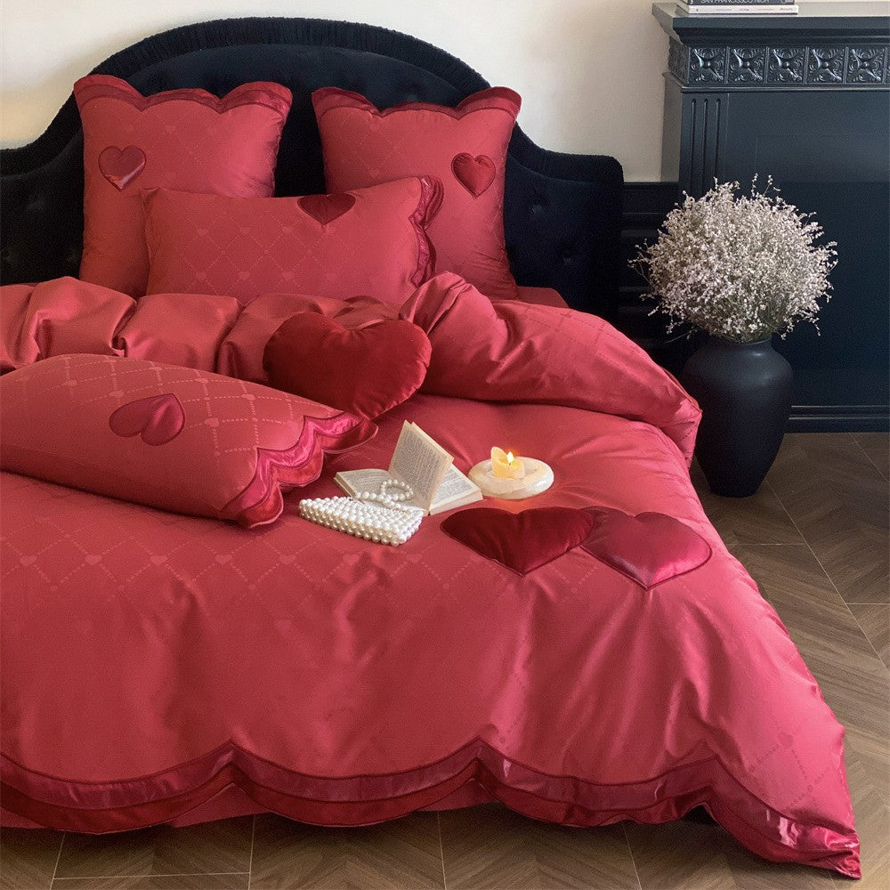 Herz-Applikation Luxus Satin Bettbezug Set mit gewelltem Rand und dekorativen Wurfkissen