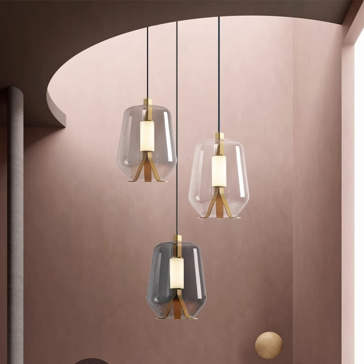Moderne Tischlampe mit transparentem Glas-Schirm