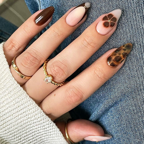 Kreatives Kunstnagelset mit floralem und Leoparden-Muster Karnz