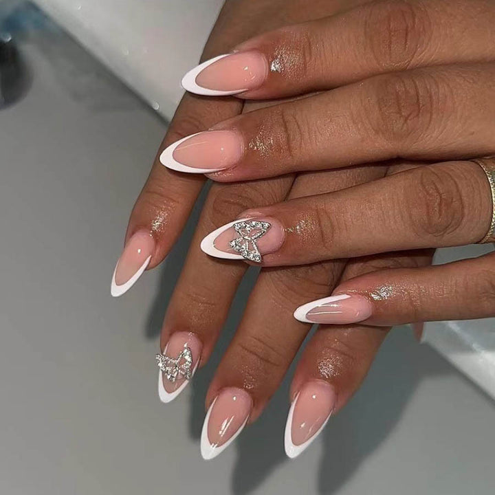 Kunstnagelset mit elegantem French Design und strassverzierten Akzenten Karnz