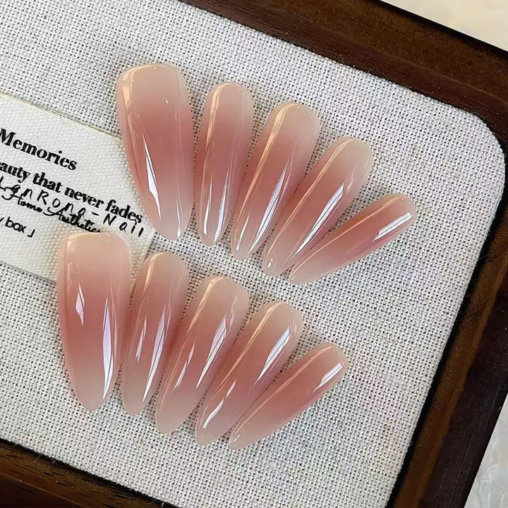 Elegante Kunstnägel im modernen Stiletto-Stil Karnz