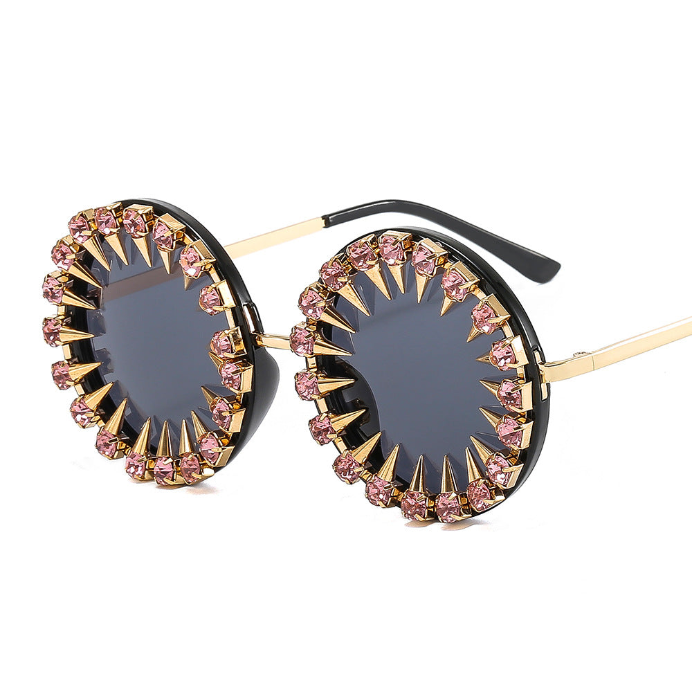 Damen kreative und auffällige Sonnenbrille mit Spikes und Strassdetails Karnz