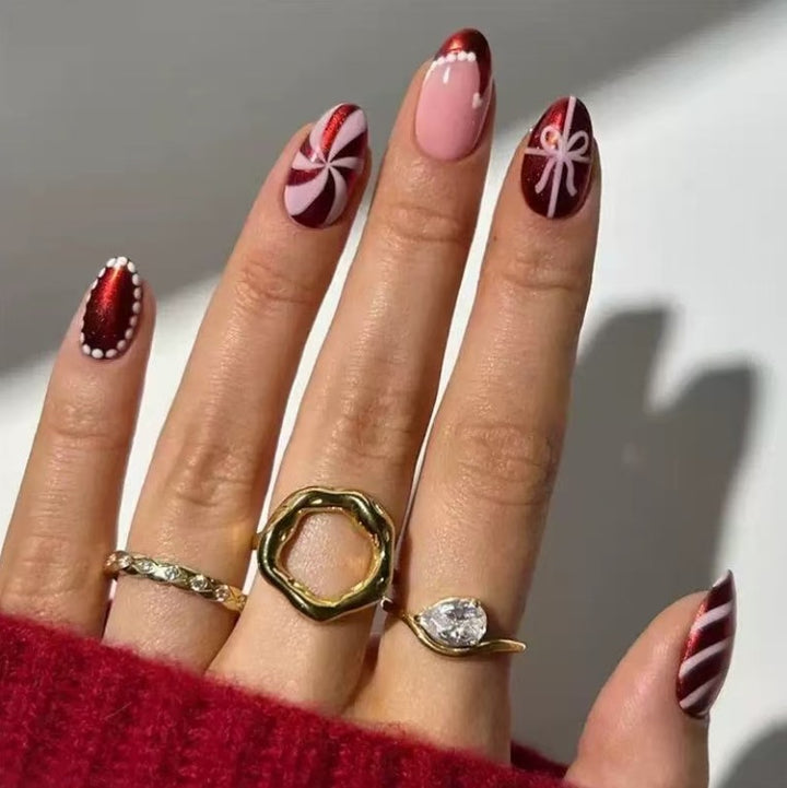 Kunstnagelset mit festlichen Weihnachtsmotiven und glamourösen Verzierungen Karnz