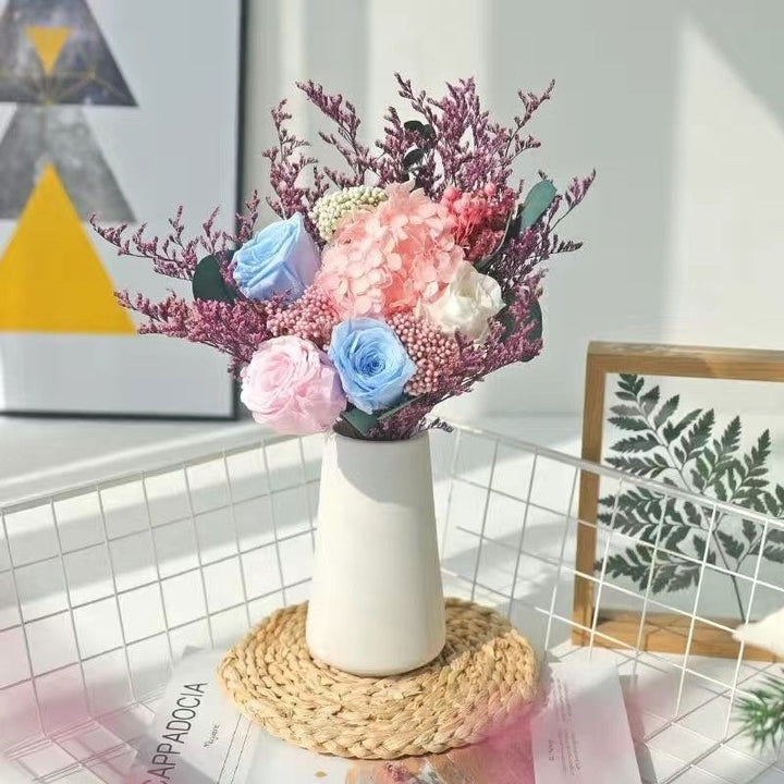Eleganter Trockenblumenstrauß mit dekorativer Vase