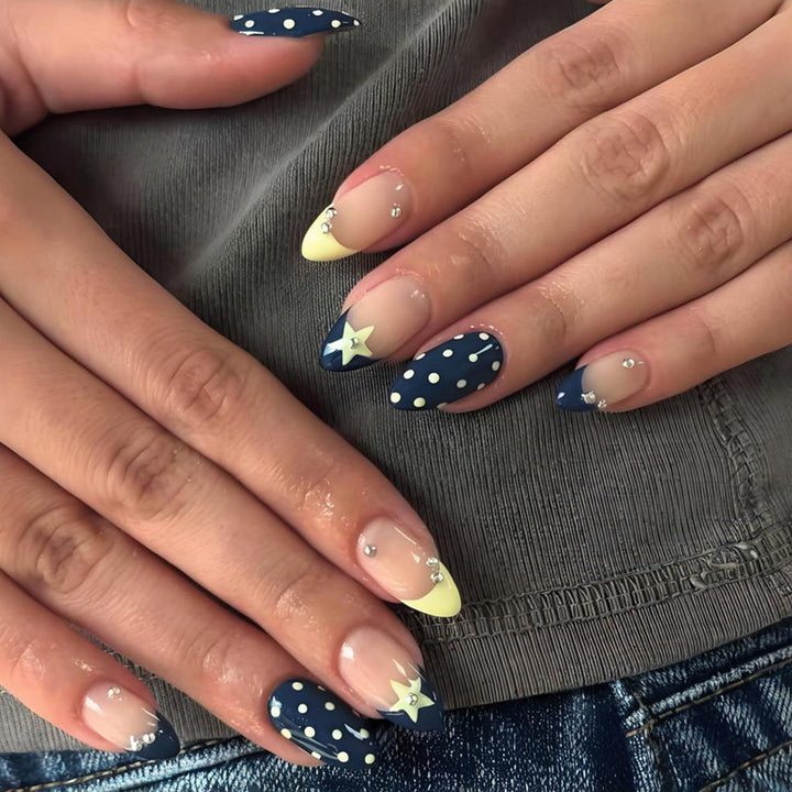 Kunstnagelset mit kreativen Sternen- und Punktenmuster Karnz