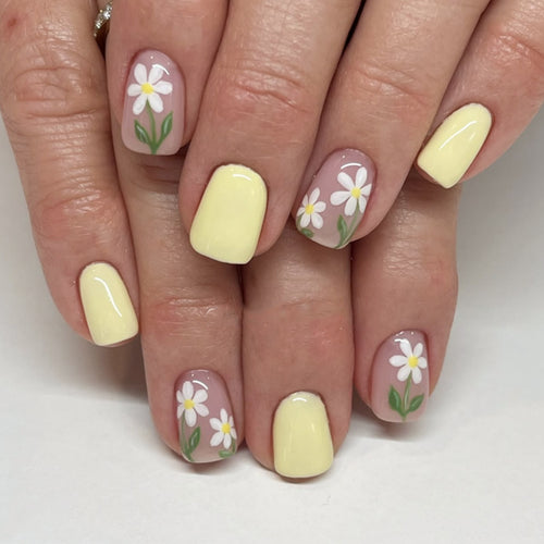Kunstvolle Nagelverlängerungen mit eleganten Blumen-Design Karnz