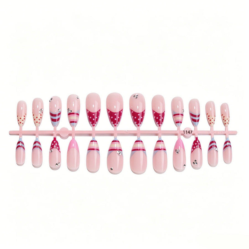 Kreatives Press-On Nagelset mit dekorativen Mustern