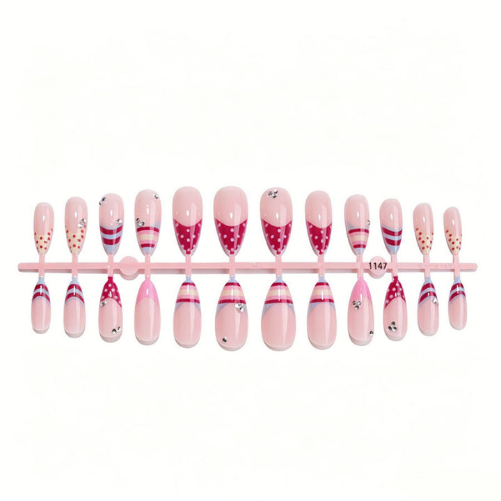 Kreatives Press-On Nagelset mit dekorativen Mustern