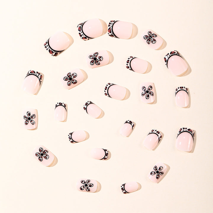 Elegantes florales Akzent-Nagelkunst-Set Karnz