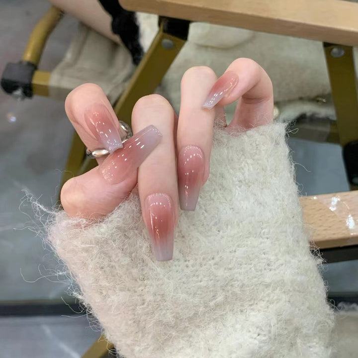 Glamouröse Kunstfingernägel mit Zarten Blüten- und Glitzereffekten Karnz