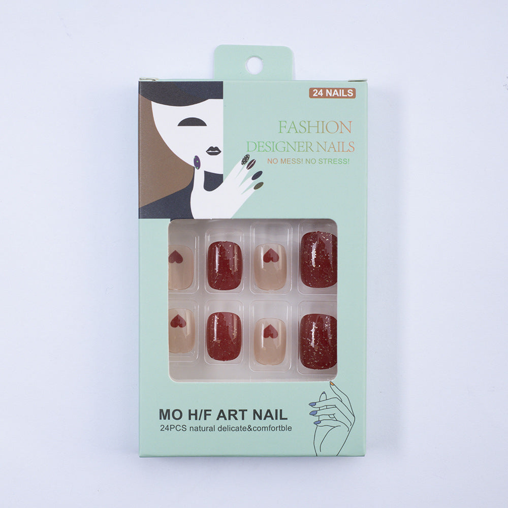 Kunstnagelset mit Herzmotiven und Glitzer Karnz