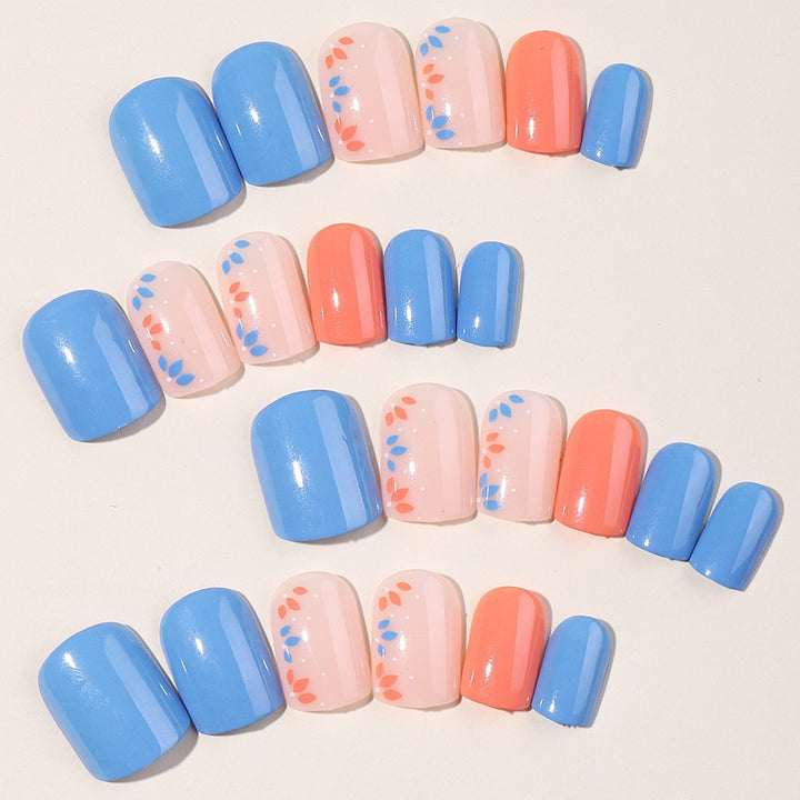 Kreatives Nagelset mit floralem und glamorösem Design Karnz
