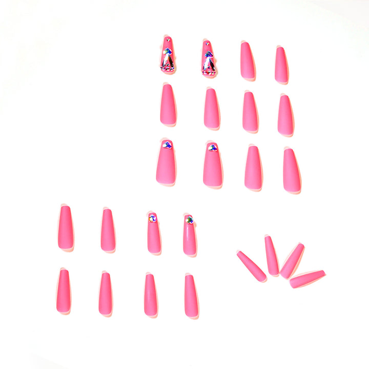 Kunstvolle Nagelkunst mit Glitzer- und Herzakzenten Karnz