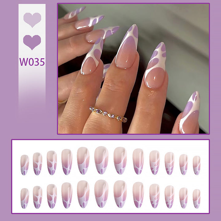Kunstvolle Nagelspitzen mit elegantem Muster Karnz