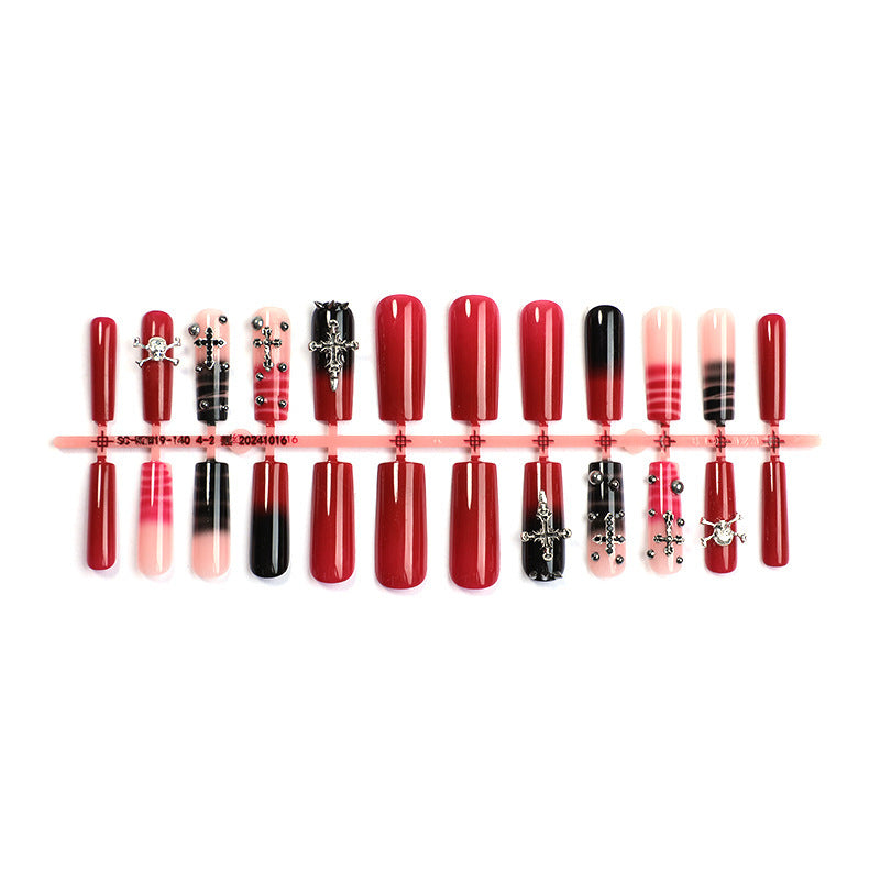 Kreatives Kunstnagelset mit Gothic-Design Karnz
