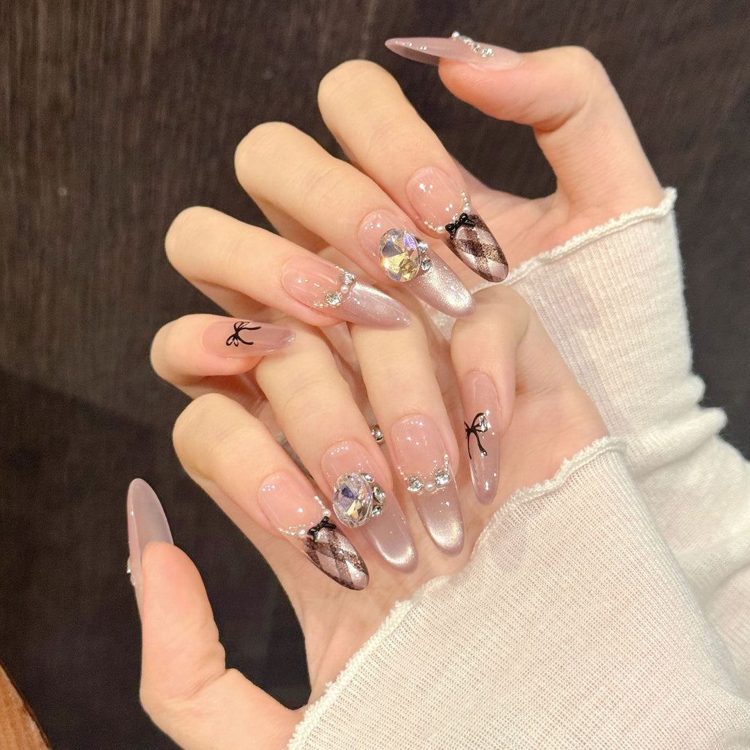 Glamouröse Stiletto Press-On Nagelkunst mit Schmuckakzenten