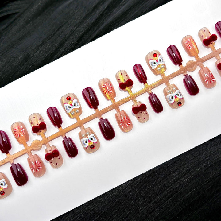 Künstlerisches rotes Press-On-Nagelkunst-Set