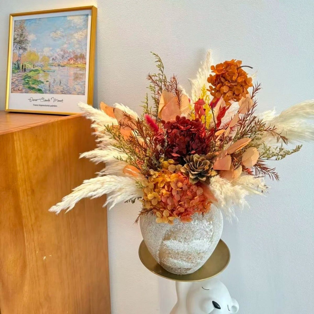 Getrocknete Blumenarrangement mit dekorativen Akzenten