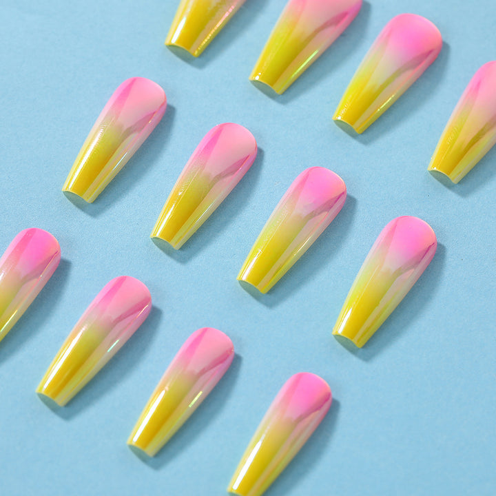 Künstliche Nagelspitzen im modernen Ombre-Design Karnz