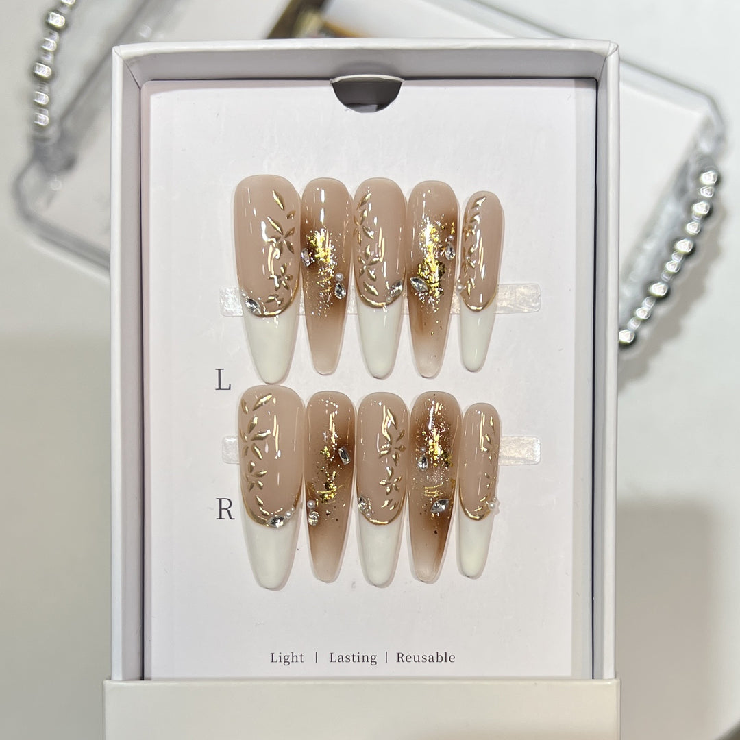 Stylisches Druck-Nagelset mit elegantem Goldblatt-Design