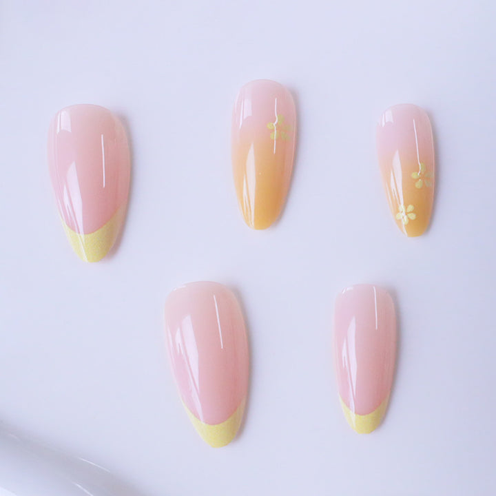 Florale Akzent-Gel-Nagelkunst Karnz