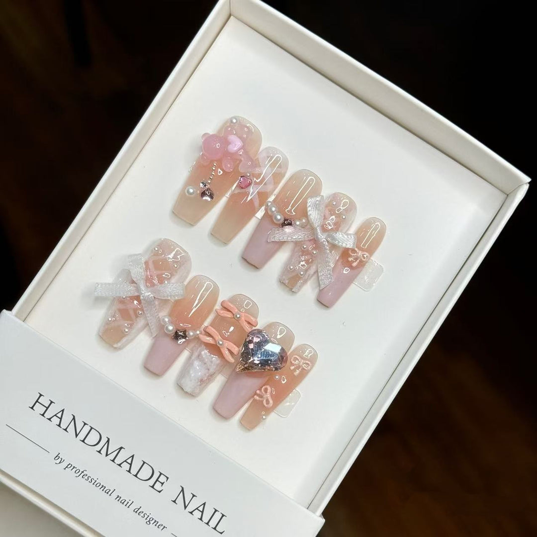Künstlerisches Press-On-Nagelset mit dekorativem Anstieg und Edelsteinakzenten
