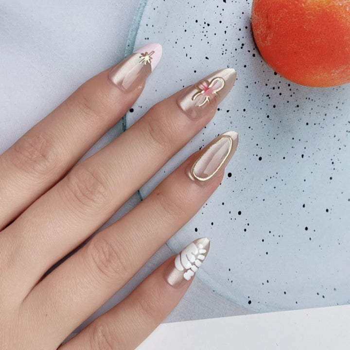 Künstlerisches Press-On-Nagelset mit eleganten floralen Akzenten Karnz