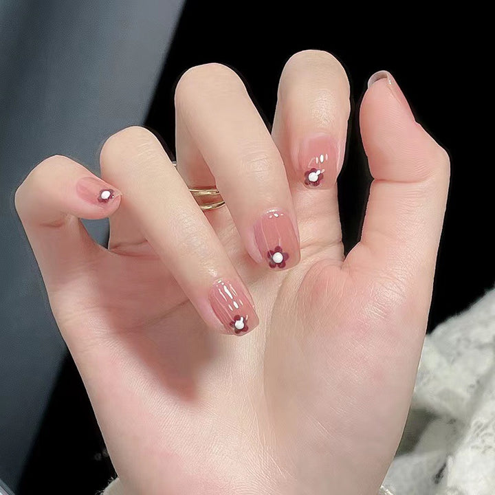 Kunstvolle Nagelkunst mit Blumendekoren Karnz