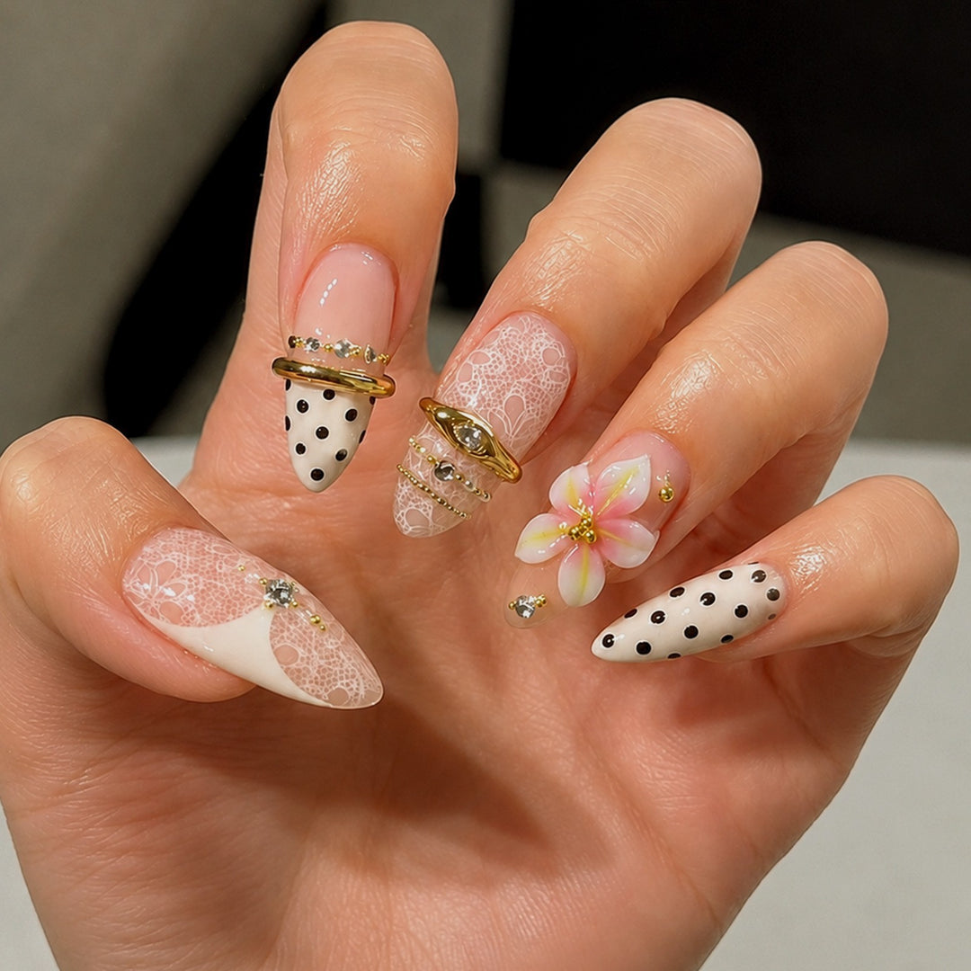 Kunstnagelset mit floralen und glitzernden Akzenten Karnz