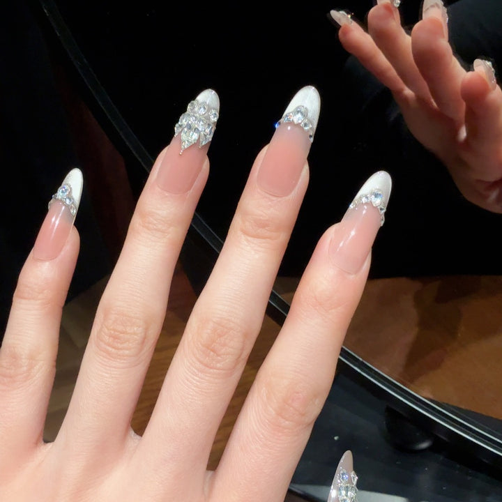 Dekorative Nagelkunst Karnz