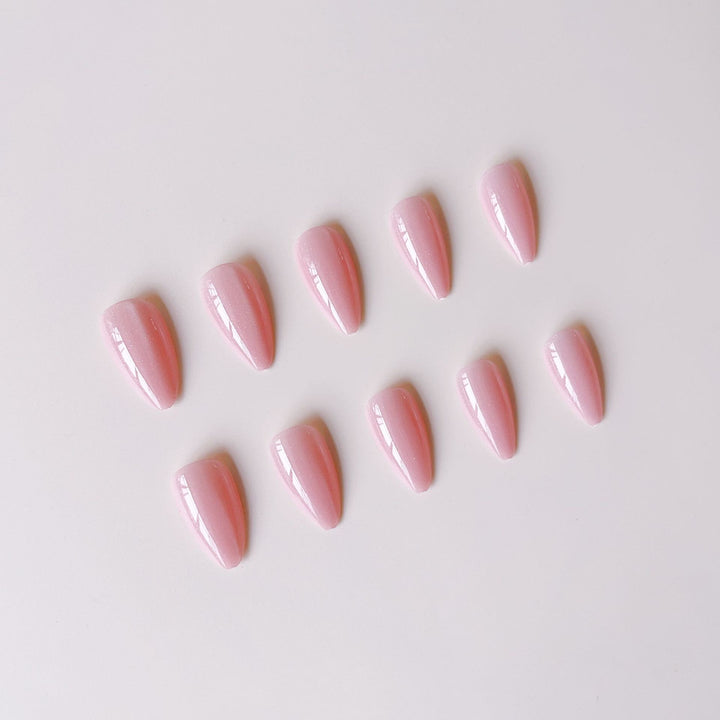 Kunstnagelset mit glamourösem Hochglanz-Finish und zarten Glitzerakzenten Karnz