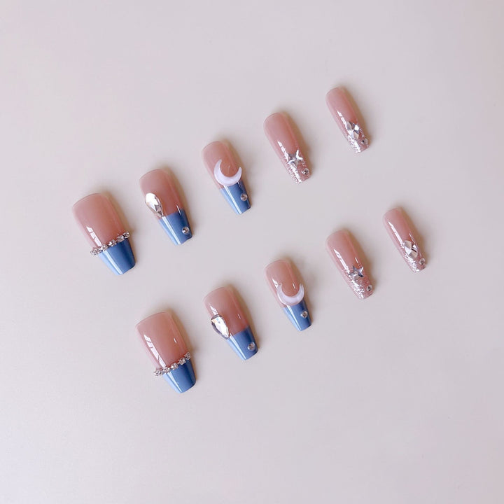 Kunstnagelset mit eleganten 3D-Verzierungen und Glitzerakzenten Karnz
