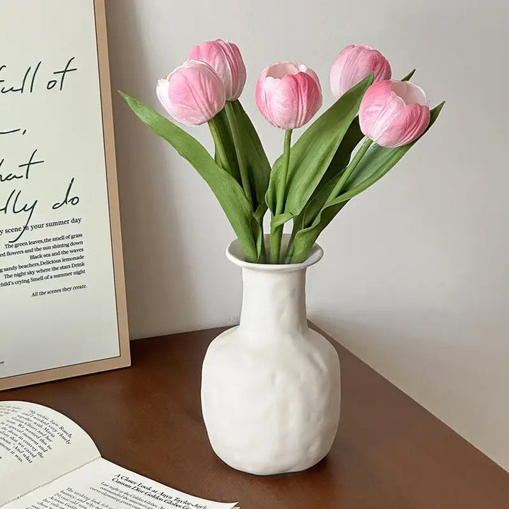 Dekorativer künstlicher Tulpenstrauß