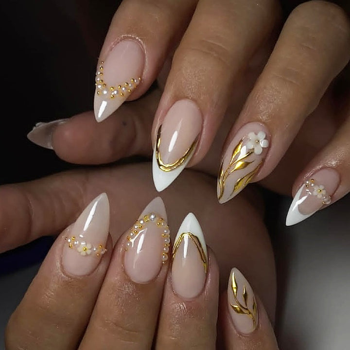 Kunstnagelset mit Goldakzenten und Blumendesigns Karnz