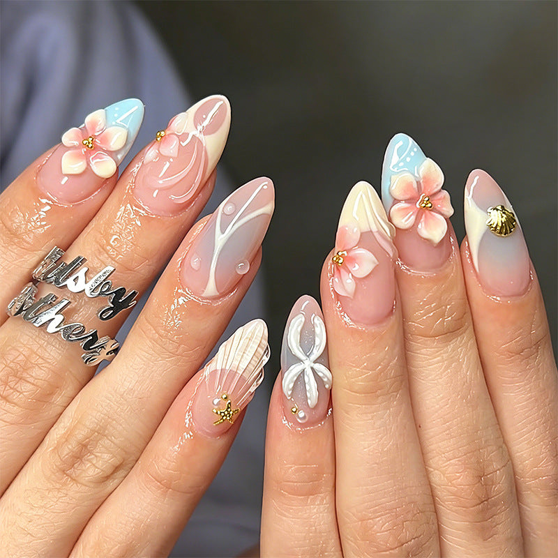 Kunstvolle 3D Nagelspitzen mit maritimem Design Karnz