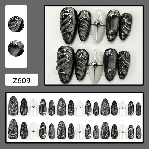 Kunstnagel-Set mit modernem Design und filigranen Akzenten Karnz