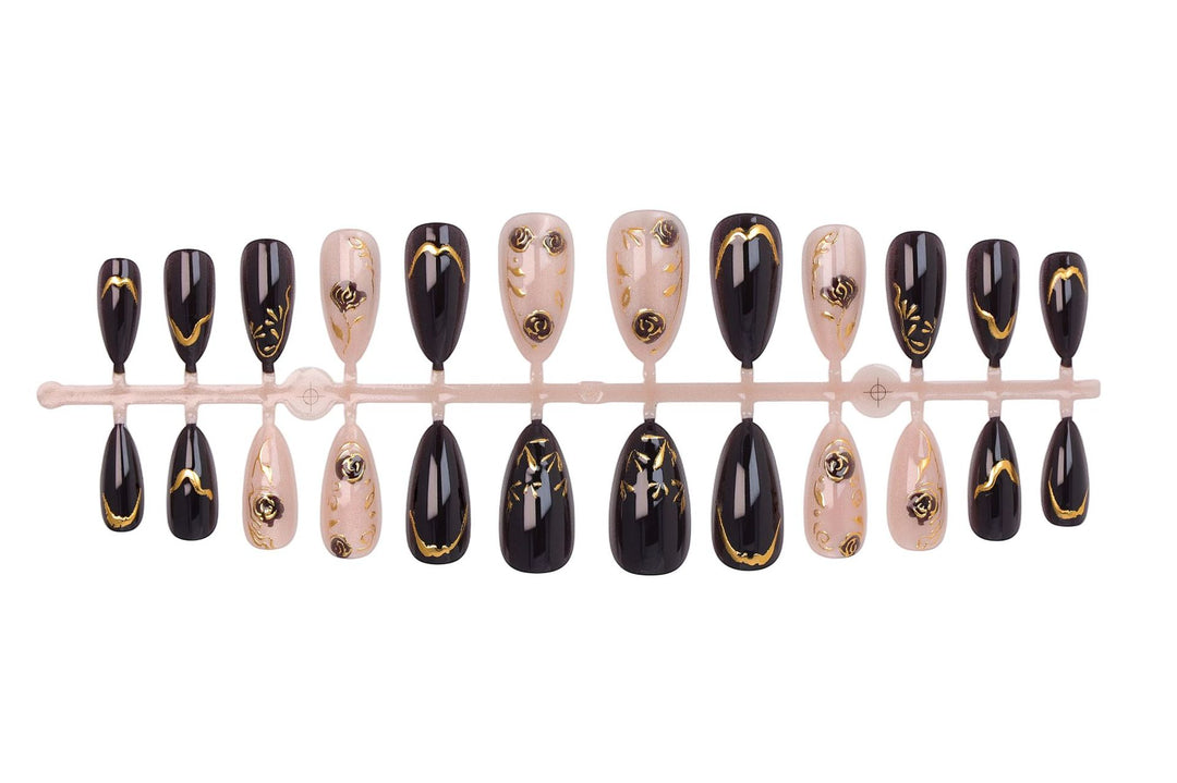 Kunstnagelset mit eleganten Goldverzierungen und originellen Mustern Karnz
