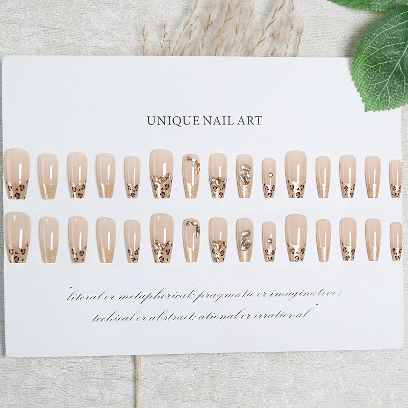 Kunstnagelset mit glamourösen 3D-Verzierungen Karnz