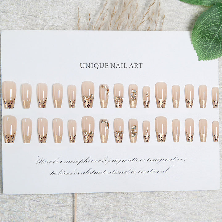 Kunstnagelset mit glamourösen 3D-Verzierungen Karnz