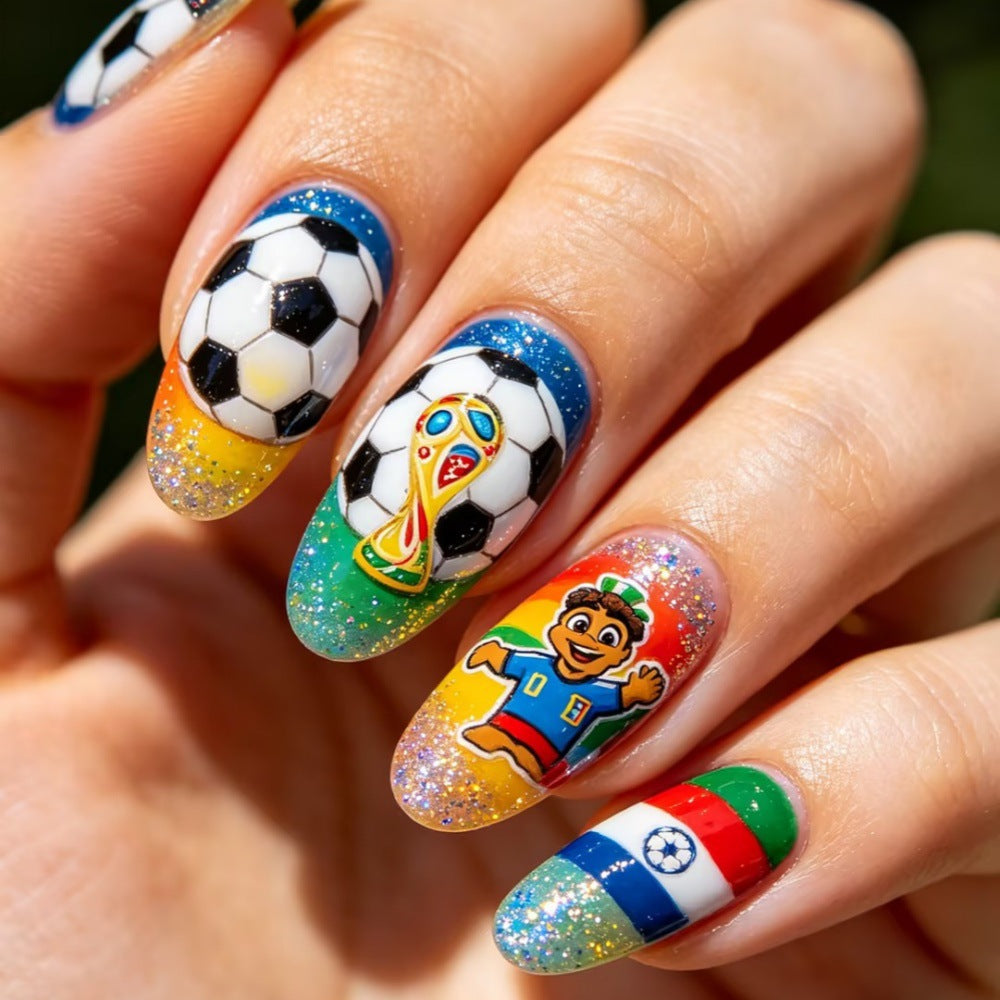 Kunstnägel mit Fußball-Motiv und Glitzerakzenten Karnz
