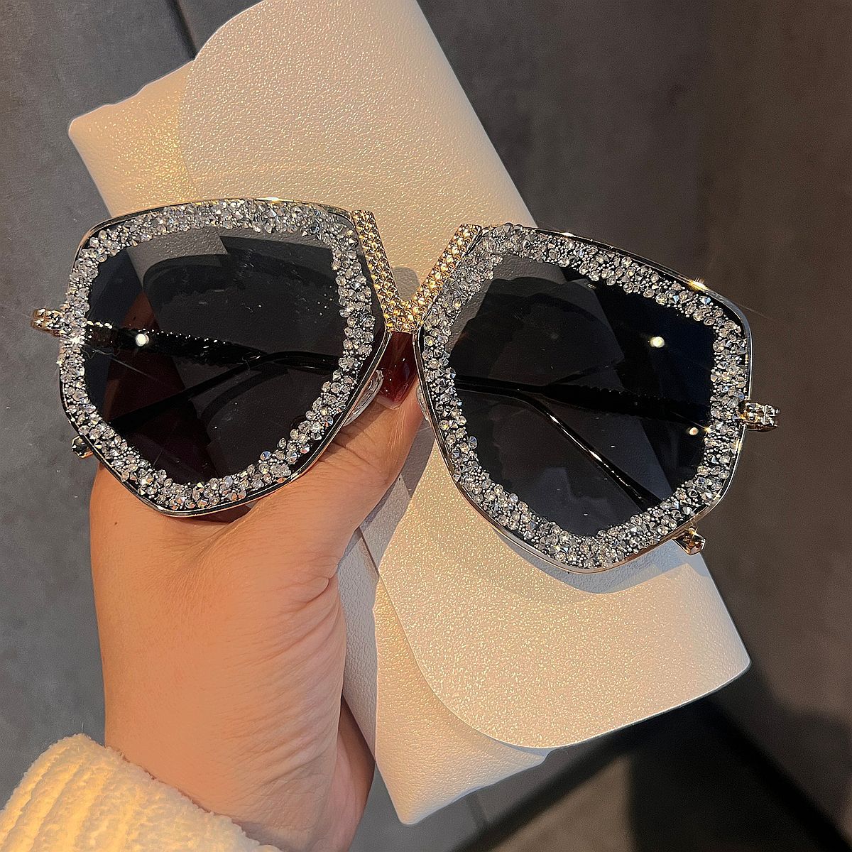 Damen luxuriöse Sonnenbrille mit glamourösem Strassrahmen Karnz