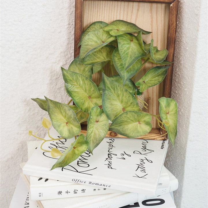 Rustikale wandmontierte Kunstpflanzenanordnung